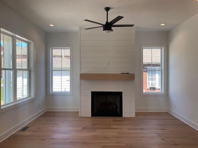 Building Photo - 4 Bed 3 Bath - 4 Min from Downtown - LAWN CARE INCLUDED