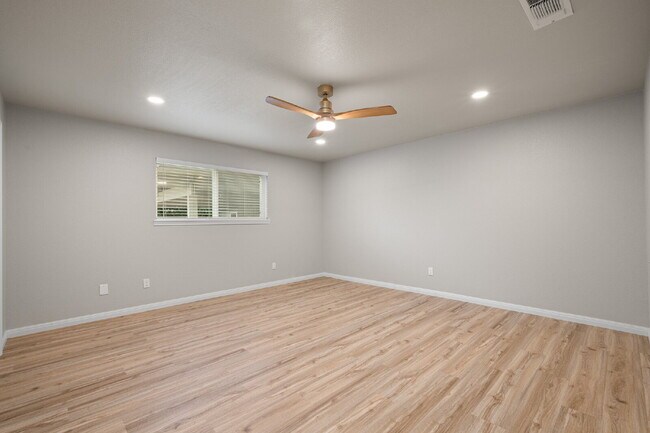 Building Photo - 2 Bed, 2 Bath Duplex