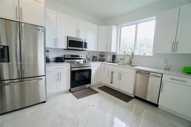 Building Photo - 1505 SW 27th Ct