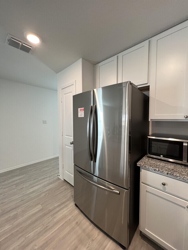 Building Photo - 8523 Grosbeak Cv