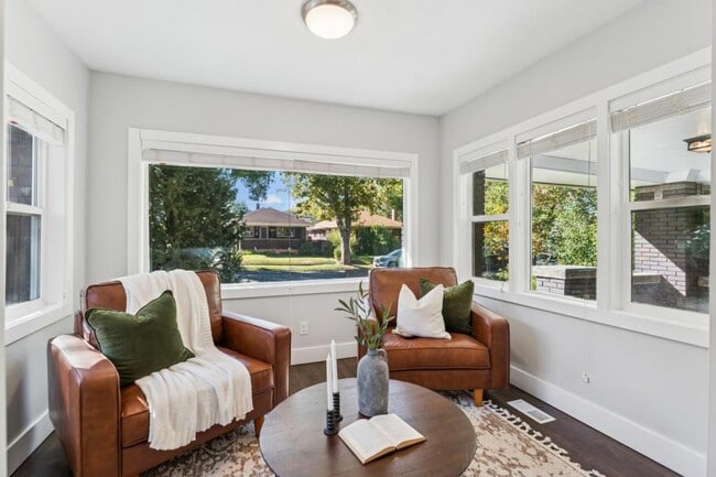 Building Photo - 1041 Yale Ave S