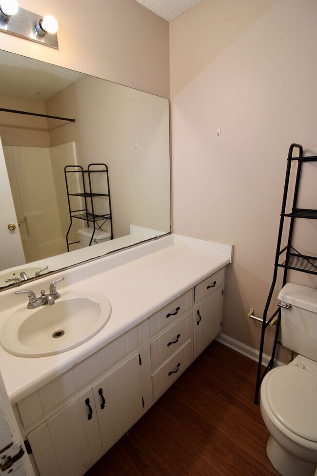 Building Photo - 3BR/2.5BA Two Story Available Now!
