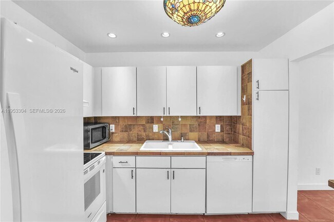 Building Photo - 13720 SW 90th Ave