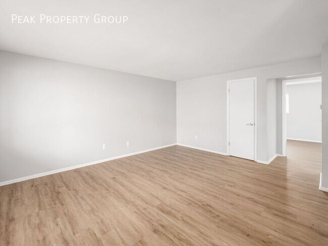 Building Photo - 593 Riverview Dr