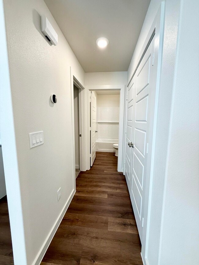 Building Photo - 1615 N Clinton Ave