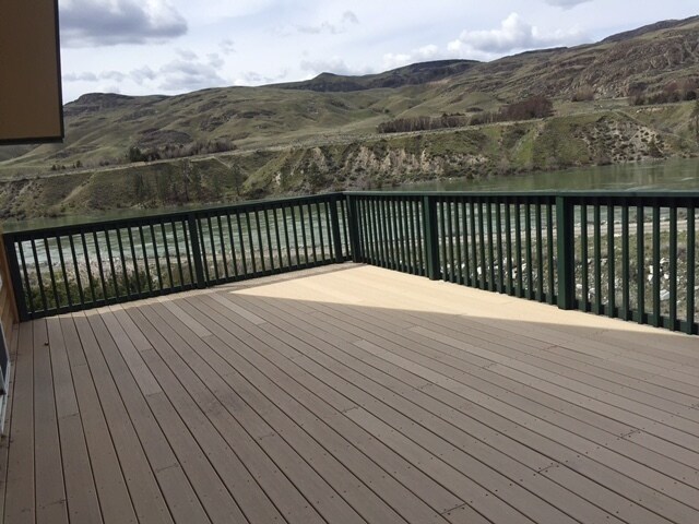 Building Photo - Beautiful 3 bedroom Overlooking River