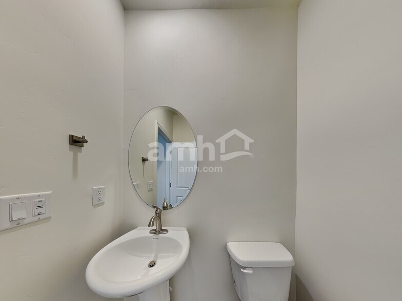 Building Photo - 6082 S Jordan Pkwy W