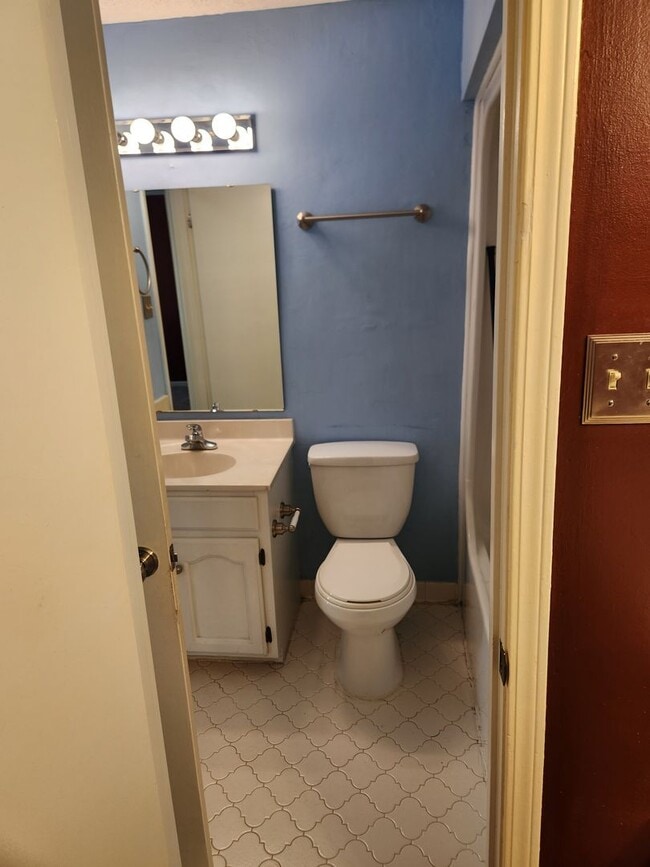 Building Photo - Indian Lake Town Homes #23B,  Northport 35473