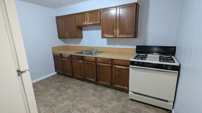 Building Photo - For Rent: 2-Bedroom, 1-Bathroom Townhouse ...