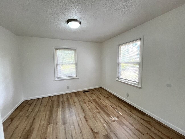 Building Photo - Brick Home W/ Big Yard