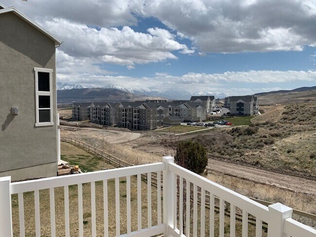 Building Photo - Beautiful Townhome in Great Location!