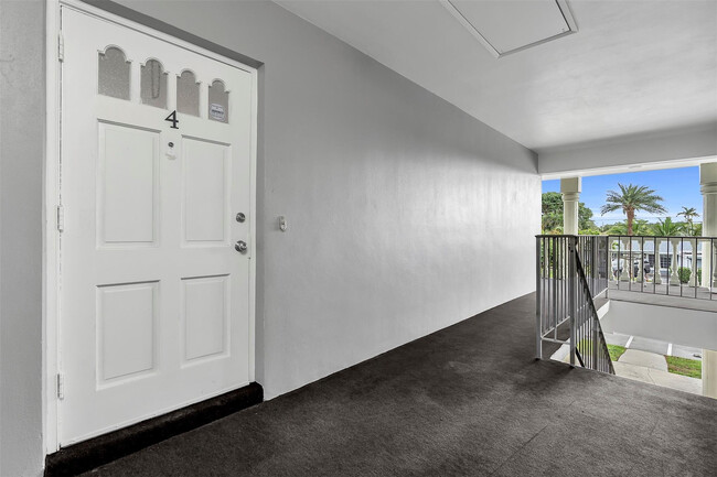 Building Photo - 1049 NW 30th Ct