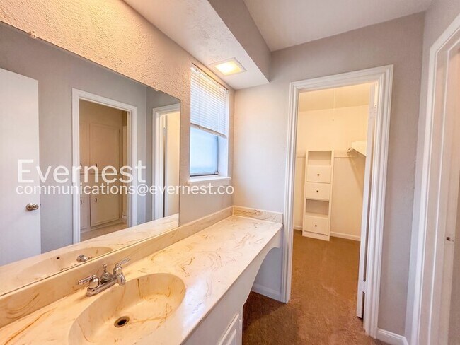 Building Photo - 3 Bed/2.5 Bath Home with Fenced Yard & Detached Garage / Pet-Friendly / Available Now!