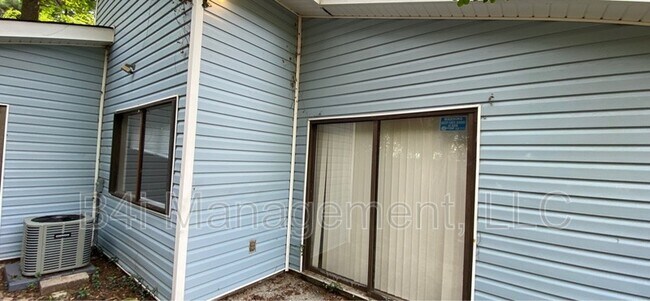 Building Photo - 918 Lakewood Ln