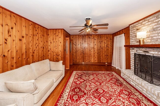 Building Photo - 6 Bedroom, 2.5 Bath House in Drayton on th...