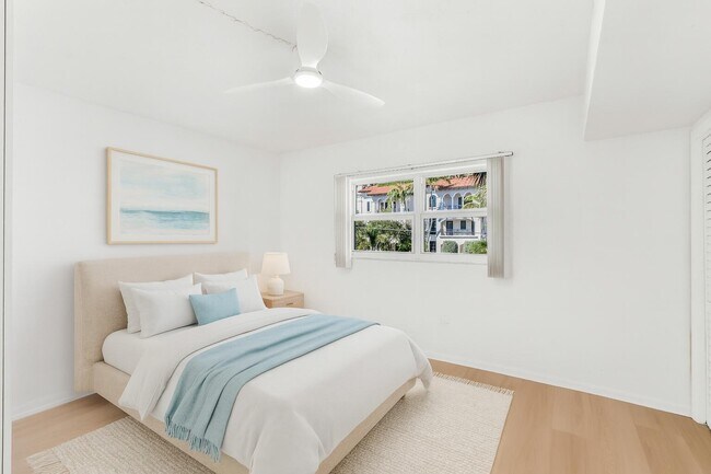 Building Photo - 200 E Royal Palm Rd