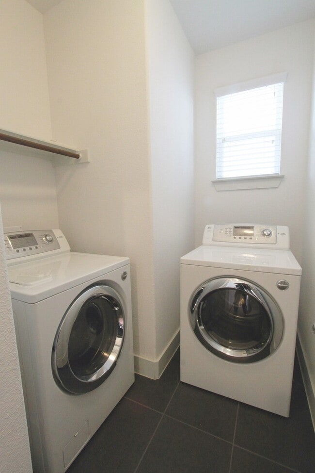 Building Photo - Beautiful Gated Retreat with Vaulted Ceilings, Loft & Private Deck