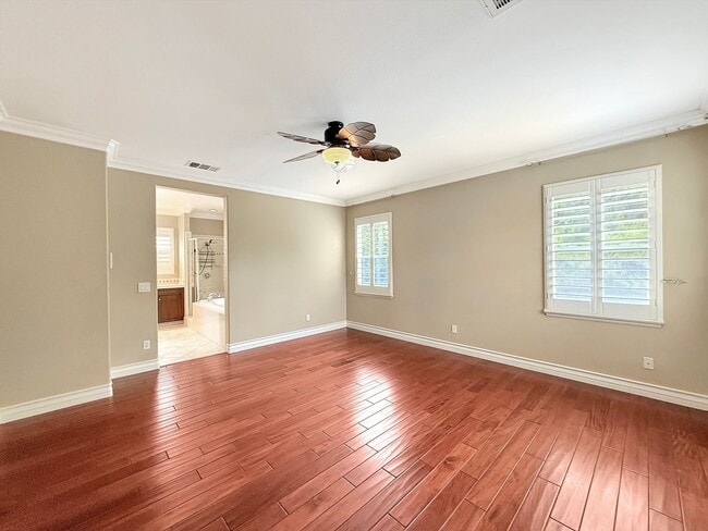 Building Photo - SD: Spacious 5B/4BA Home with Private Patio, Backyard & Soaking Tub