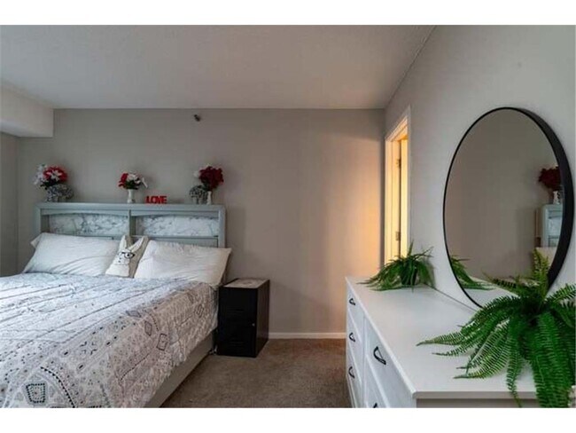 Building Photo - 433 S 7th St