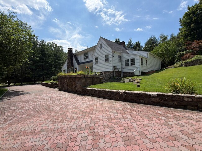 Building Photo - 6 Raven Way