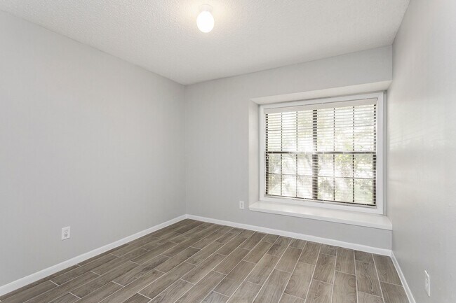Building Photo - 2015 Braesmeadow Ln