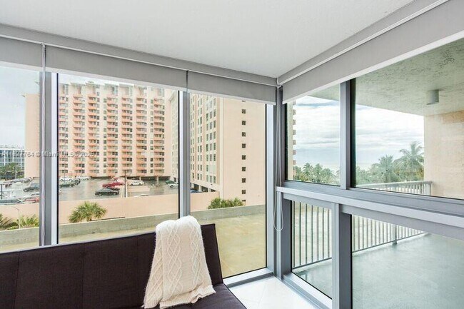 Building Photo - 2655 Collins Ave
