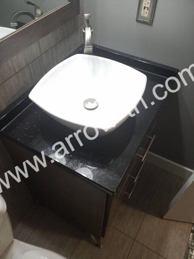 Building Photo - Great 1 bedroom, 1 bathroom condo in the h...