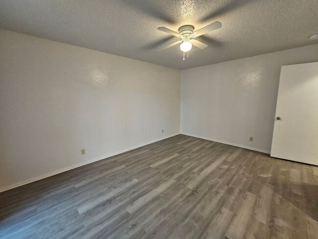 Building Photo - Beautifully Renovated 2-Bedroom Half Duple...