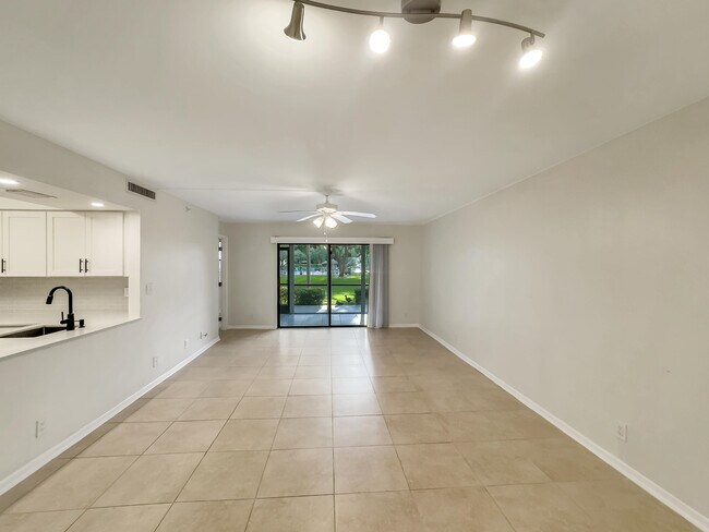 Building Photo - 2112 S Cypress Bend Dr