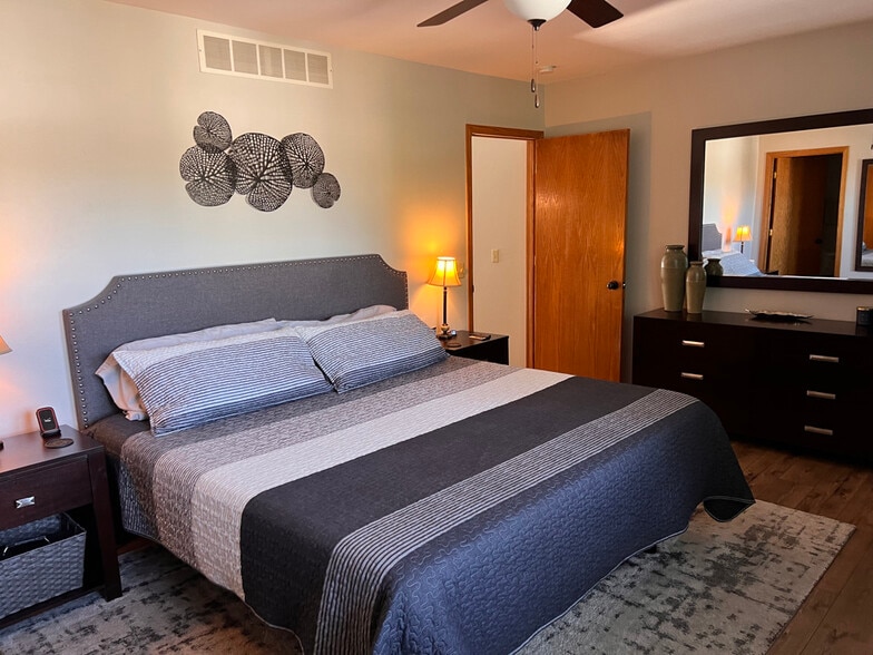 Master bedroom - 824 N Clover Ln