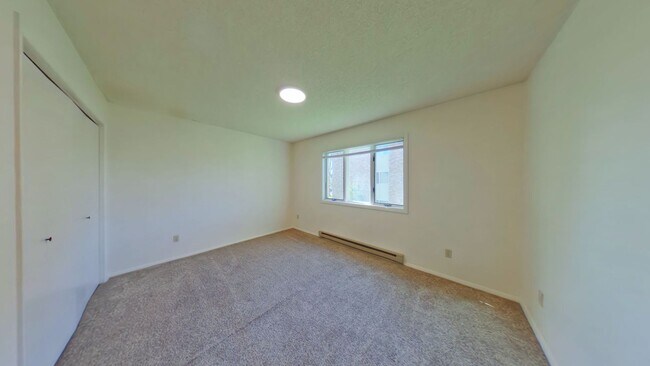 Building Photo - 2 Bedroom 1 Bath Centrally Located! Close to shopping and food truck court on 7th!