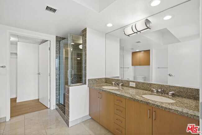 Building Photo - 13700 Marina Pointe Dr