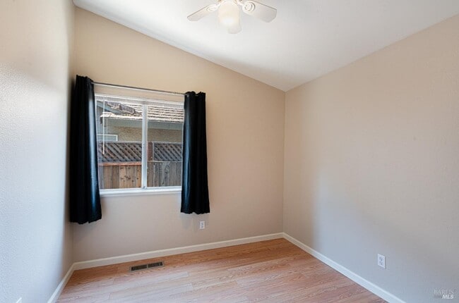 Building Photo - 943 Foothill Dr