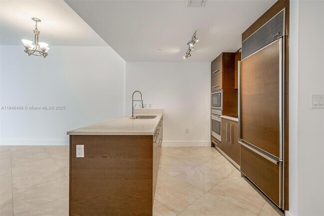 Building Photo - 475 Brickell Ave