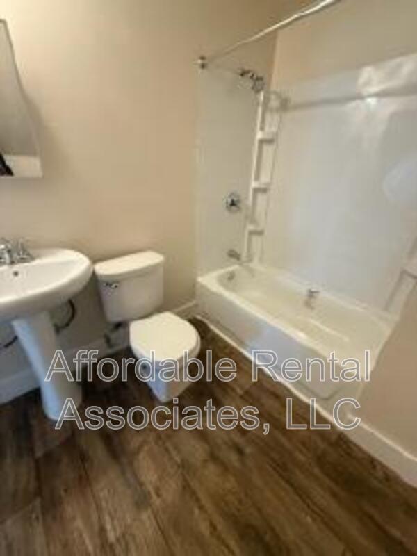 Building Photo - 827 W Maple St