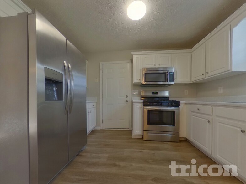 Building Photo - 224 Stone Creek Dr