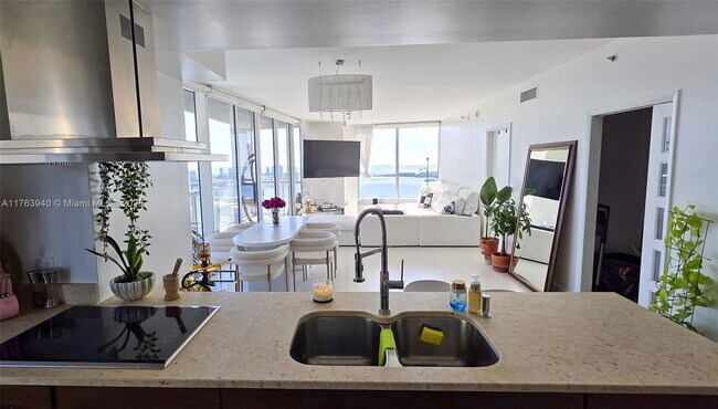 Building Photo - 495 Brickell Ave
