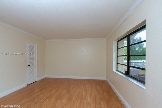 Building Photo - 10405 N Kendall Dr