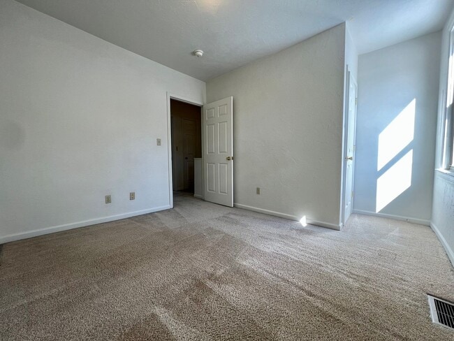 Building Photo - Gorgeous Two Bedroom Townhouse in Squirrel Hill! Washer & Dryer Provided, Central A/C & More!
