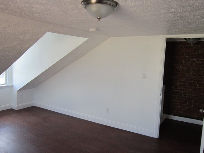 Building Photo - Beautiful 3 bed, 1 bath luxury apartment South Side Flats
