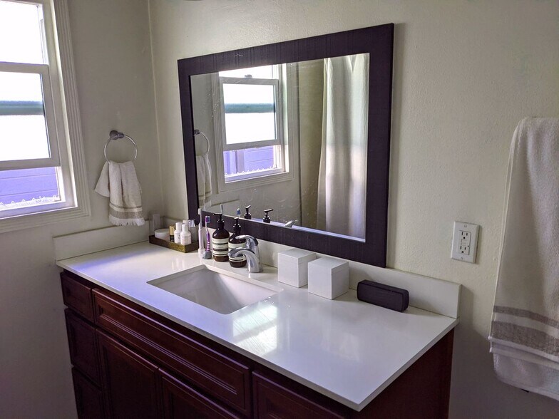 Primary Photo - 636 N Heliotrope Dr
