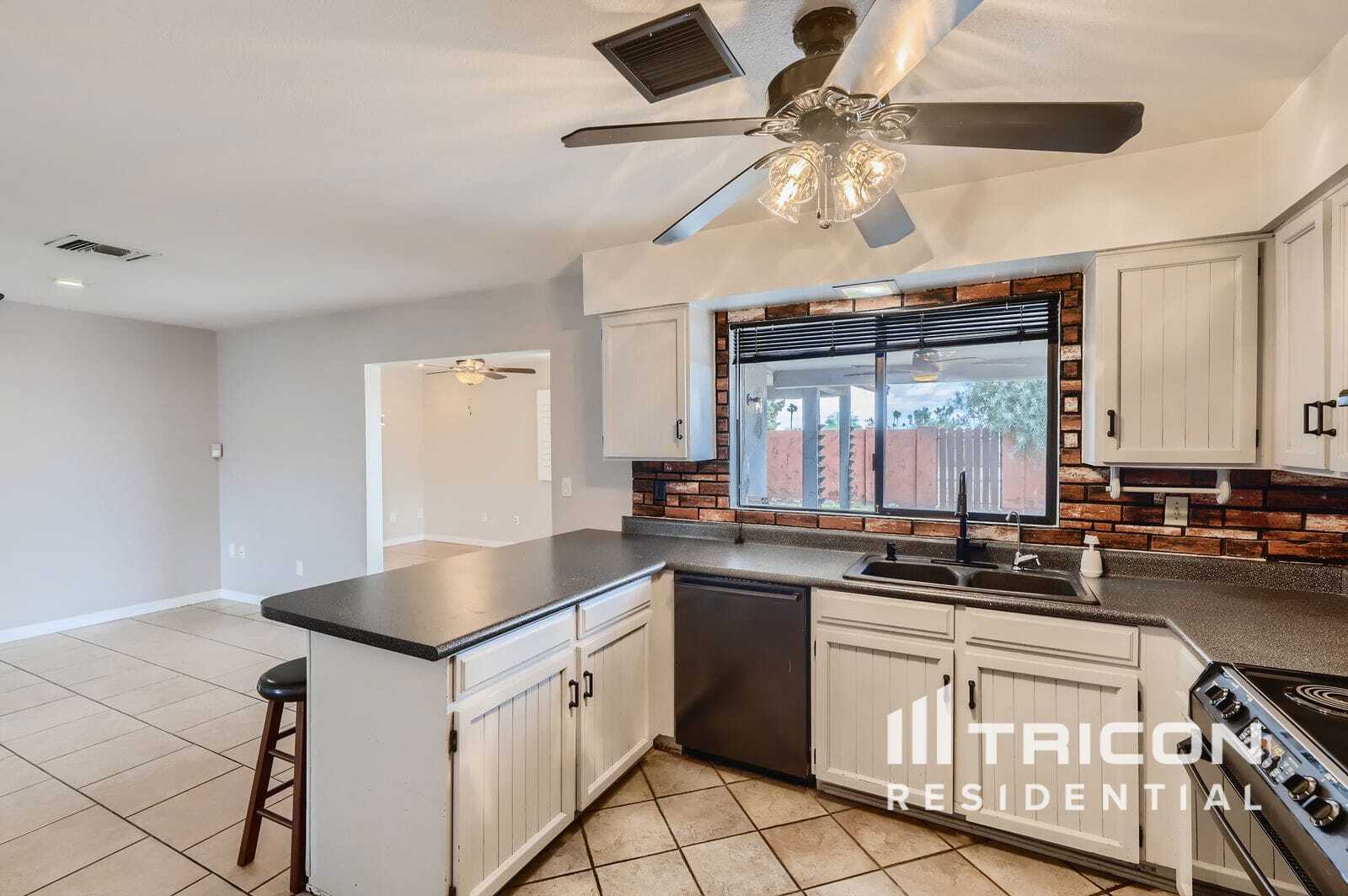 Building Photo - 2108 W Hermosa Dr