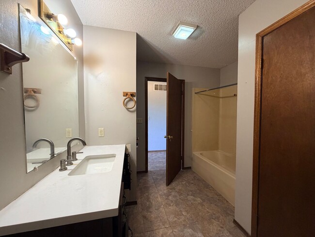Building Photo - Cozy 2 Bedroom Duplex!
