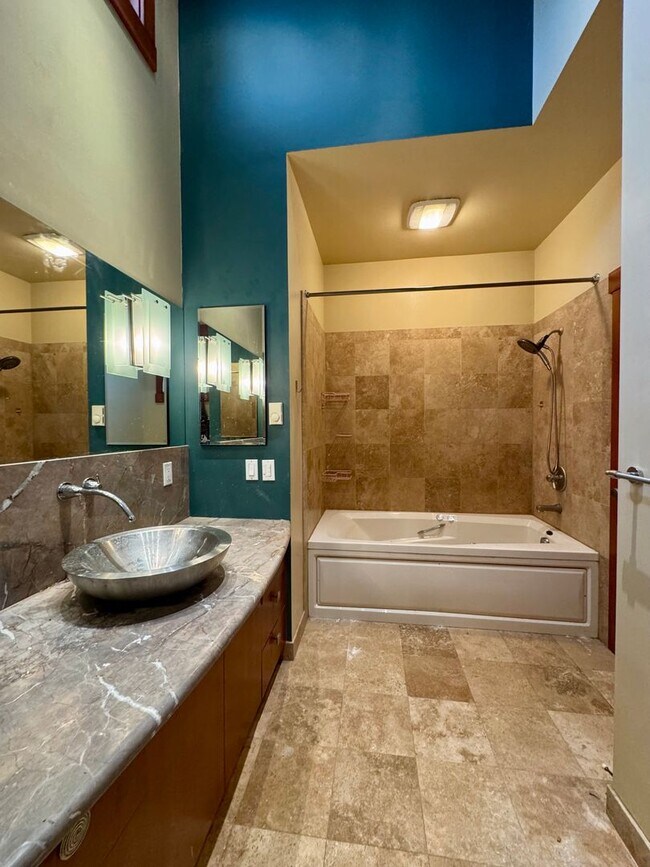 Building Photo - Queen Anne Home