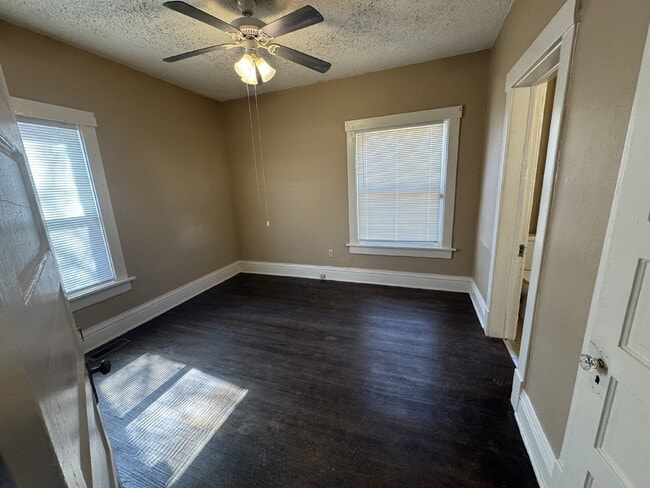 Building Photo - "Charming 2-Bedroom Gem in Wichita: Cozy 1...