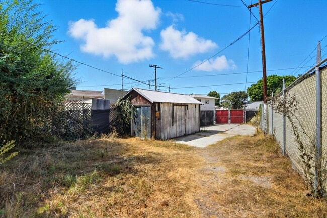 Building Photo - 103 E Tamarack Ave