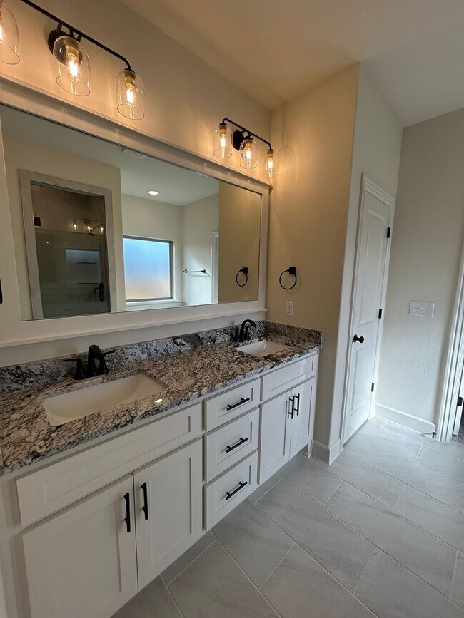 Building Photo - Beautiful Modern Home in Pea Ridge!