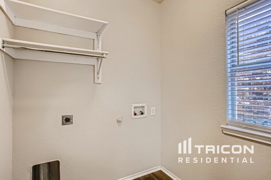 Building Photo - 2021 Cone Flower Dr