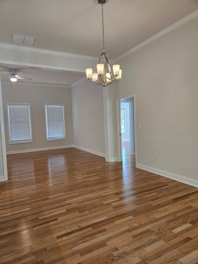 Building Photo - 3-bedroom, 2-bathroom cottage-style villa in Savanna Pointe