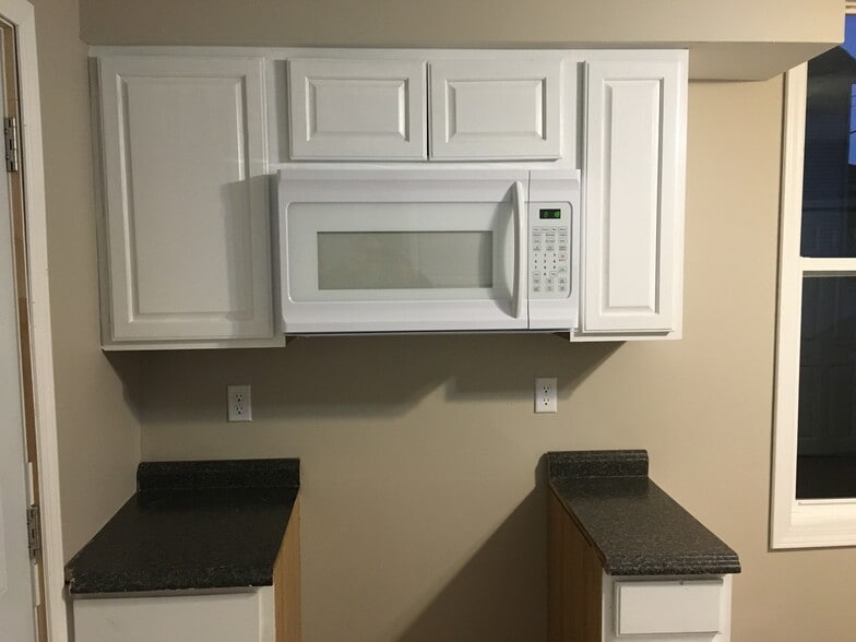 Kitchen - 708 N Maple St